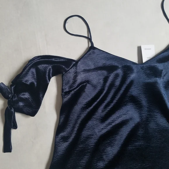 NWT Silence & Noise UO off shoulder silky top - Picture 3 of 5